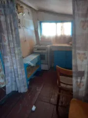 Жилой дом и земельные участки по адресу: Оренбургская область, Шарлыкский район, село Ратчино, улица Советская, дом 33. Площадь дома 36.2 кв. м. Площадь первого земельного участка 1154 кв. м, площадь второго земельного участка 1601 кв. м. Общая площадь земельных участков 2755 кв. м. Вид…