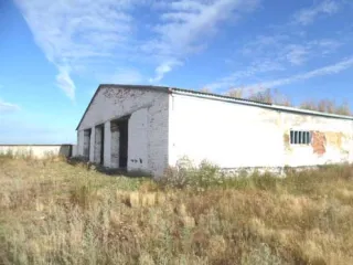Весовая площадью 15 м2, кадастровый номер: 74:05:0800001:828, адрес: Челябинская область, Варненский район, с. Бородиновка, ул. Мира, 43. Подводящий газопровод к зернотоку, инв. № 304. Склад площадью 1 195 м2, кадастровый номер: 74:05:0800001:531, адрес: Челябинская область, Варненский район, с…