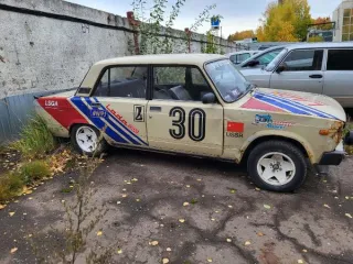 ВАЗ 2105, 1987 года выпуска. Светло-бежевый цвет кузова, госномер Р621ММ11, VIN: ХТА210500Н0879220. По всему корпусу имеются надписи и пятна ржавчины. Техническое состояние не проверялось. Наличие ключей и документов уточняется.