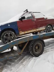 ВАЗ-21102, 2002 г.в., цвет серебристый красный, коррозия по всему кузову, пороги сгнили, в дверях дыры, торчат провода в салоне, колеса спущены. VIN XTA21102020468860.