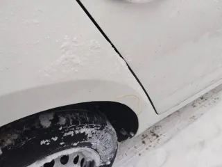 Skoda Octavia 2013 года выпуска, VIN XW8AC4NE8EH016970. Цвет белый, госномер О785НР32. Автомобиль в залоге. Не на ходу: не работает коробка передач, двигатель заводится. Состояние кузова требует покраски, имеются повреждения стоп-сигналов, множество сколов и царапин.