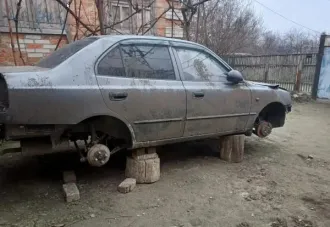 Hyundai Accent 2007, автомобиль в разукомплектованном состоянии, без колес, бампера, реализуется в качестве годных остатков, возможны скрытые повреждения и дефекты. Имущество, обращенное в собственность государства (2136). Имущество продается в том виде, комплектности и состоянии, в каком оно есть…