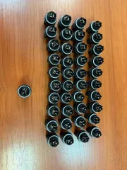 Годные остатки изделий: крышка-заглушка для фары автомобиля из резины черного цвета 80 штук, патрон для лампочки 41 штука, заглушки из резины черного цвета 122 штуки, элемент крепления из пластмассы белого цвета 40 штук, патрон для лампочки из пластмассы серого цвета 40 штук, элемент крепления из…