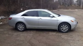 Автомобиль марки TOYOTA модель Camry 2006 г.в. VIN номер JTNBE40K603016538, цвет: светло серый. Техническое описание: Машина на ходу , есть небольшие сколы по кузову, нужна плановая проф. диагностика для выявления внутренних и внешних проблем.   ИМУЩЕСТВО В ЗАЛОГЕ ПАО СОВКОМБАНК.