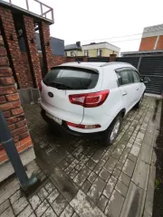 KIA Sportage. VIN: XWEPC811AD0008214. Категория B. 2012 год. Кузов: XWEPC811AD0008214. Цвет: белый. Свидетельство о регистрации ТС 61 03 172770. Госномер: A988РХ161. Пробег: 334064 км. Залогодержатель: ООО "ПКО" "НБК" (АО).