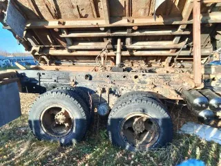 КАМАЗ 541120 1997 года выпуска. VIN: XТС54112012094540. Мощность двигателя: 210 л.с. (154,4 кВт). Переоборудован из седельного тягача, установлен самосвальный кузов с двухсторонним опрокидыванием.