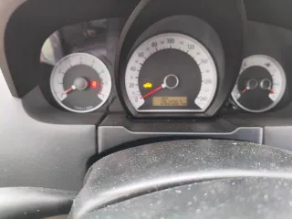 Kia Ceed, 2009 года, 122 лс, 262067 км, АКПП, vin XWEFF522390006537, СТС, ПТС и два ключа (один из них сломан), залог — нет, пробег 262к, по кузову очень много косяков, вмятин сколов и царапин, ржавое и дырявое и еще помятое левое крыло, ремонтировали левую сторону после дтп сделали плохо краска…