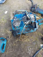 Трактор МТЗ-80Л 1992 года, синий. Госномер 1907 КА 45. Заводской номер 235017. Состояние: необходим ремонт двигателя, ТНВД, КПП, заднего моста. Имеются сколы, царапины и очаги сквозной коррозии. Возможны другие скрытые неисправности.