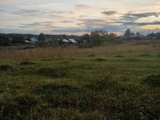 Земельный участок 1200 кв.м в Кировской области, пгт Юрья, ул Луговая. Площадь 1200+/-12 кв.м, назначение: земли населенных пунктов. Кадастровый номер: 43:38:280145:541. Находится в совместной собственности.