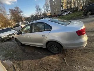 Volkswagen Jetta, 2015. Автомобиль марки VOLKSWAGEN модель Jetta 2015 г.в. VIN-номер XW8ZZZ16ZFN904544 (Залог в пользу ПАО "Совкомбанк"). С имуществом можно ознакомиться по предварительной записи по номеру телефона: 89226990454, либо направив запрос на адрес электронной почты…