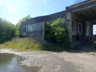 Земельный участок 810 кв.м и здание 409 кв.м, Калининградская область. Категория земель: земли населенных пунктов; вид разрешенного использования: для нужд министерства обороны. Кадастровый номер участка: 39:14:010356:133. Здание нежилое, наименование: контрольно-технический пункт, назначение…