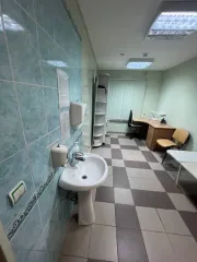 Встроенное нежилое помещение медицинского консультационно-диагностического центра. Назначение: нежилое. Площадь: 114 кв.м. Этаж: 1. Адрес: Пермский край, г. Березники, ул. Юбилейная, д. 24. Кадастровый номер: 59:03:0400073:11475. А также связанные с помещением доли в праве на общедомовое имущество…