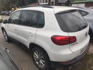Volkswagen Tiguan, 2016 года, 122 л.с., 83699 км, МКПП, передний привод, цвет белый, VIN XW8ZZZ5NZHG105479, ранее участвовал в 6-ти ДТП, срабатывали подушки безопасности, восстановлен, ключ один, кондиционер не работает, АКБ разряжена, повреждено правое переднее крыло (вмятина), отчет Автотеки…