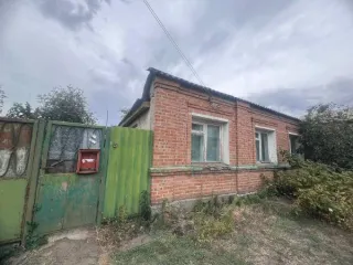 Продается имущество в Таганроге по адресу: пер. 9-й Новый, д. 1-б. В состав входят: нежилое здание общей площадью 123,5 кв. м (1 этаж), сарай 14,8 кв. м, туалет 5,1 кв. м (реестровый номер П2300001090) и земельный участок площадью 383 кв. м (кадастровый номер 61:58:0004023:2). Общая площадь…