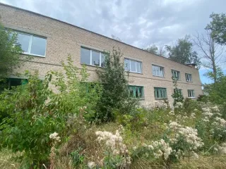 Детский дом, 1113,1 кв. м с участком 2719 кв. м, Орловская область. Имущественный комплекс, расположенный по адресу: Российская Федерация, Орловская область, р-н Колпнянский, пгт. Колпна, ул. Чкалова, 2б. Здание, назначение: нежилое, наименование: детский дом, площадь 1 113,1 кв. м., количество…