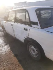 Ваз 21053 1999 автомобиль марки "ВАЗ 21053" белого цвета, государственный регистрационный знак У 201 НО 63 регион VIN XTA210530X1827567, 1999 г.в. ТС имеет видимые дефекты: коррозия элементов кузова, повреждения ЛКП, вмятины на правом заднем крыле, царапины и вмятины на правой пассажирской задней…