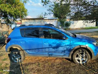 Автомобиль Renault Sandero Stepway, 2020 г.в., VIN: X7L5SRLT666683013, цвет кузова: синий, тип транспортного средства: легковой универсал. Повреждения колёс (шин), элементов ходовой части, стекол, фар, указателей поворота, стоп-сигналов и других стеклянных элементов (в т.ч. зеркал), а также…