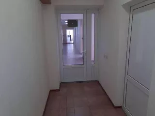 Административное здание, кадастровый номер 07:09:0102036:48, площадь 994,6 кв.м., этажей 4., Адрес: Кабардино-Балкарская республика, г.Нальчик, ул.Щорса, д.6, Имеются запрещения регистрации, а также 
Право аренды земельного участка 07:09:0102036:25 Площадь уточненная 387 кв.м. По адресу…