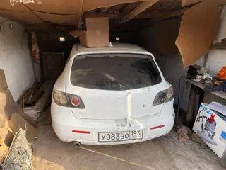 Автомобиль марки MAZDA 3, 2005 года выпуска, Идентификационный номер  VIN  JMZBK14F261349739, цвет Белый, является технически не исправным, требует ремонта двигателя, отсутствует часть деталей двигателя, отсутствуют колеса. Является предметом залога в ООО МКК  КАРМАНИ