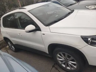 Volkswagen Tiguan, 2016 года, 122 л.с., 83699 км, МКПП, передний привод, цвет белый, VIN XW8ZZZ5NZHG105479, ранее участвовал в 6-ти ДТП, срабатывали подушки безопасности, восстановлен, ключ один, кондиционер не работает, АКБ разряжена, повреждено правое переднее крыло (вмятина), отчет Автотеки…