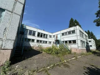 Нежилое здание детского сада №41 (3388,4 кв.м), склад (172,2 кв.м), земельный участок (8846 кв.м), Республика Татарстан, Нижнекамск. Продажа нежилого здания д/с№41 (кадастровый номер 16:53:040310:2322, площадью 3388,4 кв.м), нежилого здания складского помещения (16:53:040310:2414, площадью 172,2…