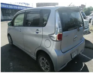 Nissan Dayz 2013 года выпуска. Номер кузова: B21W0019827. Является предметом залога.