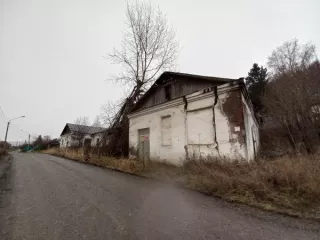 Нежилое здание с земельным участком, расположено по адресу: г. Ачинск, рп. Мазульский, ул. Нагорная д. 65А В соответствии с информационным сообщением 
Общая площадь: 341.2 
Материалы наружных стен здания : каменные, кирпичные 
Количество этажей : 1 
Количество подземных этажей : 0 
Общие сведения…