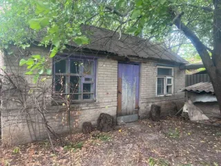 Продается имущество в Таганроге по адресу: пер. 9-й Новый, д. 1-б. В состав входят: нежилое здание общей площадью 123,5 кв. м (1 этаж), сарай 14,8 кв. м, туалет 5,1 кв. м (реестровый номер П2300001090) и земельный участок площадью 383 кв. м (кадастровый номер 61:58:0004023:2). Общая площадь…