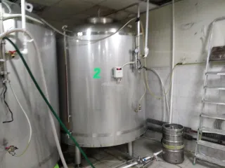 Пивоваренное технологическое оборудование BLONDERBEER.Tuere N 2000 I (пивоваренный завод) «BLONDERBEER.Туре N 2000 I», состоящее из: Бойлер. Сек-01. blonderbeer (1 шт.); фильтрационная емкость ССЕ-01. blonderbeer (1 шт.); Заторно сусловарочный котел СЕС-01. blonderbeer (2 шт.); ВИРПУЛ…