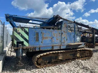 Junttan DS-15 1994 года выпуска, бурильная установка гидравлическая самоходная. Диаметр бурения 1 метр, глубина 18 метров, масса 30 тонн. Паспорт самоходной машины ВВ445557, государственный регистрационный знак 77АС8253. Имущество находится в залоге.