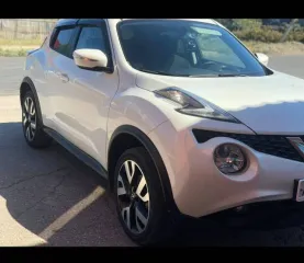 Nissan Juke 2017 года, 117 л.с., пробег 226271 км, АКПП. Цвет белый, VIN SJNFBAF15U7393153. Модель двигателя HR16, бензиновый, объем 1.6 л (1598 куб. см), экологический класс 5. Автомобиль в нормальном состоянии, был в ремонте после аварии, могут быть скрытые дефекты с учетом эксплуатации.