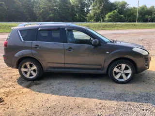 Автомобиль Peugeot 4007 2010 года, VIN Z8TVUSFZFAM940298. После ДТП имеются повреждения передних фар (лопнут внешний пластик, внутри отражатели рассыпались). Передний бампер, решётка радиатора повреждены. По кузову имеются места коррозии, по дну автомобиля присутствуют сквозные ржавчины. Работает…