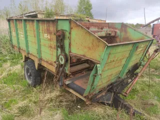 Кормораздатчик тракторный КТ-6 2013 года выпуска без документов. Ознакомление с имуществом по договоренности в месте его нахождения: Владимирская область, Кольчугинский район, деревня Павловка.