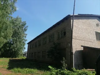 Нежилое 2-этажное здание общежития, 43:25:310101:147, площадь 522,7 кв. м., с земельным участком 43:25:310101:14, площадь 1350 кв. м., расположенное по адресу Кировская обл., Орловский м/о, г. Орлов, ул. Баумана, д.54 Нежилое 2-этажное здание общежития общей площадью 522,7 кв. м. с кадастровым…