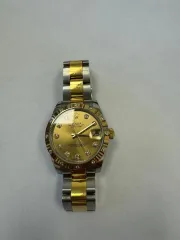 Rolex Datejust ref. 178313, б/у Наручные часы «Rolex Datejust ref. 178313» (на часах указан идентификационный номер «J9215513»), корпус круглый из металла серебристого цвета со вставкой из металла золотистого цвета и прозрачными камнями по кругу и на циферблате часов. Браслет из металла…