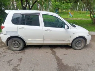 Mazda Demio 2003 года, 91 лс. Цвет белый. Госномер Р144АК142. Кузов DY3W-231087, имеются вмятины и коррозийные повреждения на багажнике.