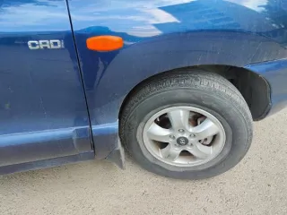 Hyundai Santa Fe Classic 2012 года, госномер У138ОХ161, VIN X7MSC81VPCA019825, синего цвета. По кузову имеются мелкие сколы ЛКП, на лобовом стекле трещины, задняя левая дверь повреждена (вмятина), задний бампер имеет царапины ЛКП, потертости ручек, пробег 111 961 км, документы и ключи не…