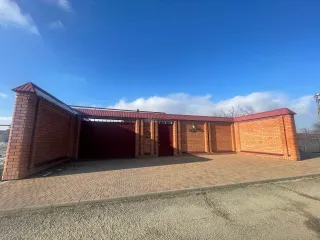 Жилой дом 315.4 кв. м и земельный участок 1058 кв. м в ауле Хатукай, Красногвардейский район, Республика Адыгея, по адресу: ул. Полевая, 1а. Дом двухэтажный, общая площадь 315.4 кв. м, кадастровый номер: 01:03:2300038:57. Земельный участок площадью 1058 кв. м, категория: земли населенных пунктов…