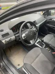 Opel Astra 2011 года, 116 л.с. VIN: XWF0AHL08B0008963, цвет черный, регистрационный номер С603СЕ96. Имеются потертости и царапины на лакокрасочном покрытии. Требуется химчистка салона.
