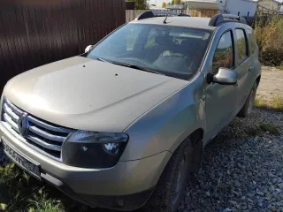 Renault Duster, 2013 года, 90 лс, 259000 км, полный привод, VIN X7LHSRDVN48895076. Автомобиль на ходу, коробка механика. Расход масла и соляры большой. Необходимо выполнить ремонтные работы ходовой передней части. Салон грязный, под накидками все в пятнах. Горит лампочка свечей накаливания. Бампер…