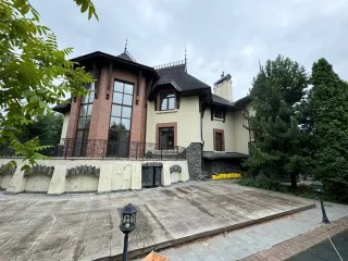 Жилые здания 836,7 и 18,6 кв.м, земельный участок 1500 кв.м, Московская область. Здание, жилое, кадастровый номер 50:20:0000000:286124, местоположение Московская область, Одинцовский район, дер. Мякинино, ЗАО «Береста», уч. 73, площадь 836,7 кв.м. Здание, жилое, кадастровый номер 50:20:0010111:293…