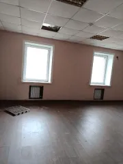 Нежилое здание АХК 815,2 кв.м с земельным участком 4 258 кв.м, Первоуральск, Свердловская область. Муниципальное имущество в виде нежилого здания административно-хозяйственного корпуса, расположенного по адресу: Свердловская область, город Первоуральск, улица Ватутина, дом 15, кадастровый номер…