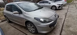 Peugeot 307, 2007 г.в., VIN: VF33CNFUL84954453, серый кузов, объем 1587 см³, мощность 109 л.с., экологический класс 4, тип: хэтчбек. В залоге у ООО МКК «КарМани». Состояние: битое в левую переднюю и заднюю части, после ДТП отремонтировано (видно по цвету краски), обшивка потолка демонтирована…