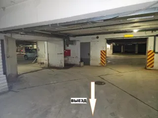 Машино-место площадью 22,2 кв.м в Москве по адресу: Краснобогатырская улица, дом 9, подвал 3, помещение I, комната 96 (м/м 341). Кадастровый номер: 77:03:0002020:4788.