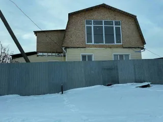 Дом 101,6 кв.м и участок 896 кв.м в Челябинской области, поселок Синий Бор, улица Молодежная, дом 5. Кадастровый номер дома: 74:21:0204007:97, земельного участка: 74:21:0204007:51.