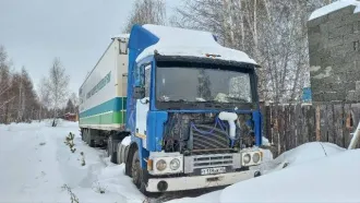 Volvo F12, 1988 год, грузовой седельный тягач, марка: Volvo F12, год изготовления: 1988, VIN: YV2H2A3A4JB065601, г/н: Т139НК45, цвет: синий. Автомобиль в течение последних двух лет не использовался, необходима замена колёсной резины. По кузову имеются сколы и царапины, очаги коррозии. Возможны…