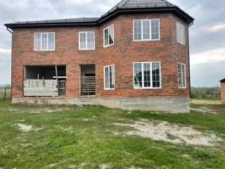 Жилой дом площадью 481,3 кв.м, кадастровый номер 20:17:0462002:2185. Земельный участок для ведения садоводства и огородничества площадью 600 кв.м, кадастровый номер 20:17:0462002:386. Сведения о задолженности на капитальный ремонт и иные виды коммунальных услуг не предоставлены. Год ввода в…