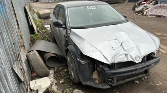 Skoda Octavia 2013 года выпуска, VIN: TMBAC4NE5E0032408, гос.номер М830МН35, цвет серебристый. Автомобиль имеет недостатки: -Сильно повреждена передняя часть кузова, включая капот, крылья и бампер. -Отсутствуют некоторые элементы облицовки, такие как часть бампера и фары.