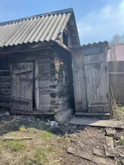 Жилой дом площадью 41.8 кв. м по адресу: Кемеровская область, г. Прокопьевск, ул. Демьяна Бедного, д. 9. Кадастровый номер: 42:32:0102005:12672. Земельный участок, на котором расположен дом, не входит в состав продажи и не принадлежит продавцу на праве собственности.