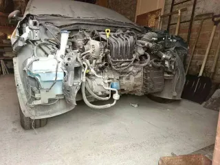 Kia Rio 2018, 123 л.с., 73000 км, АКПП, VIN Z94C241BBKR106685. Техническое состояние: транспортное средство находится на хранении в гаражном помещении в течение 6 лет, не эксплуатируется, выездным не является. Левый лонжерон подлежит замене. В комплектации отсутствует аккумулятор.